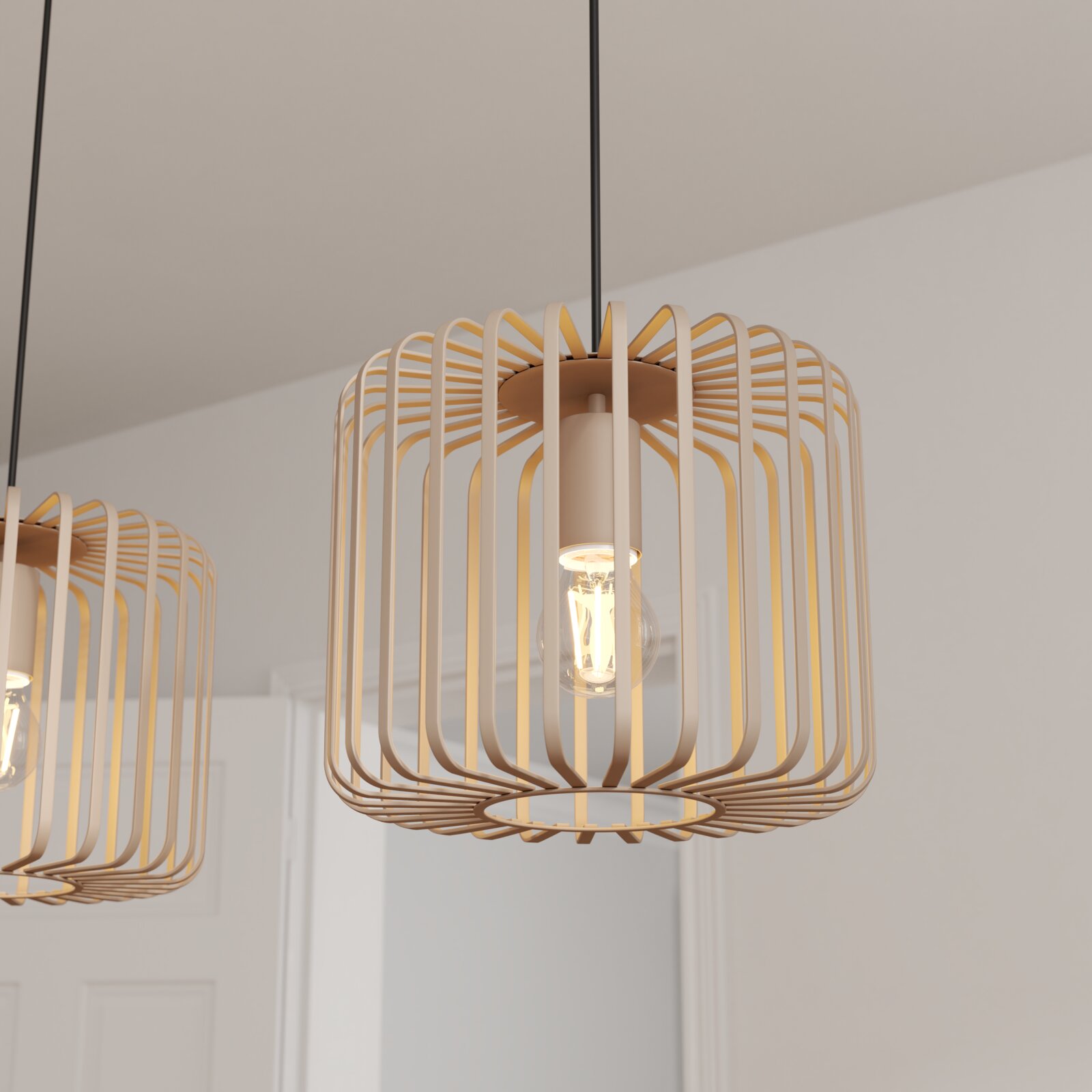 Moderne Pendelleuchte mit beigem, käfigförmigem Lampenschirm und sichtbarer Glühbirne, hängend an schwarzem Kabel – Ansicht schräg von unten (Untersicht)