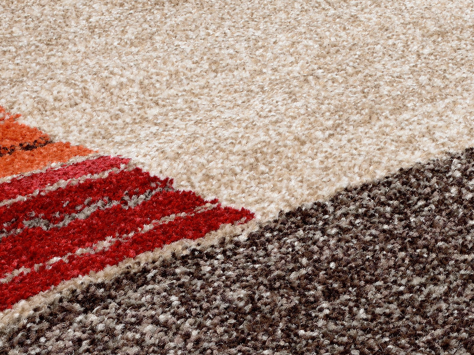 Nahaufnahme eines Teppichs mit bunten Streifen in Beige, Rot, Orange und Braun.