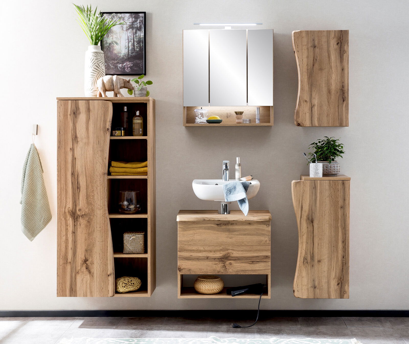 Badezimmermöbel-Set in Holzoptik mit Unterschrank, Waschbecken und Spiegel, frontal betrachtet.