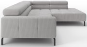 Lichtgrijze ribcord hoekbank met chaise longue en zwarte metalen poten, getoond in zijaanzicht linksvoor op witte achtergrond
