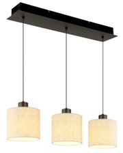 Moderne hanglamp met drie cilindervormige stoffen lampenkappen, gezien vanaf de voorkant.