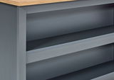 Kücheninsel mit grauen Regalfächern und einer Holzoberfläche, seitliche Perspektive