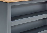 Kücheninsel mit grauen Regalfächern und einer Holzoberfläche, seitliche Perspektive