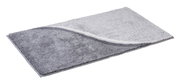 Grauer Badteppich 70x120cm mit wellenförmigem Muster, seitliche Perspektive