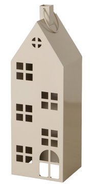 Beige Metall-Laterne in Hausform mit ausgeschnittenen Fenstern und Tür sowie Tragegriff oben, freigestellt auf weißem Hintergrund, Ansicht schräg von vorn rechts.