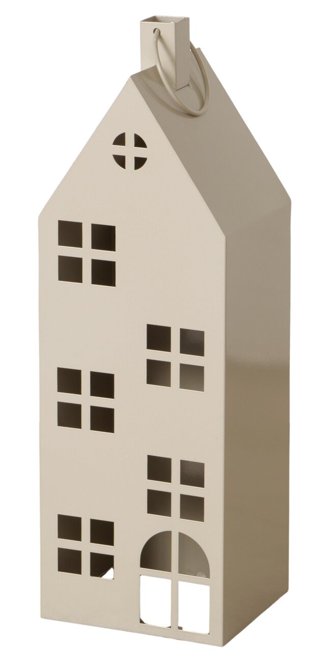 Beige Metall-Laterne in Hausform mit ausgeschnittenen Fenstern und Tür sowie Tragegriff oben, freigestellt auf weißem Hintergrund, Ansicht schräg von vorn rechts.