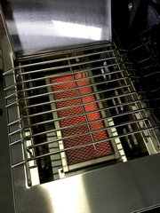 Edelstahl-Gasgrill mit geöffnetem Deckel, Blick von oben in den Garraum auf den Grillrost und den glühenden Keramikbrenner