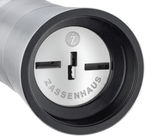 Nahaufnahme der Unterseite einer Muskatmühle aus Edelstahl mit Zassenhaus-Logo.