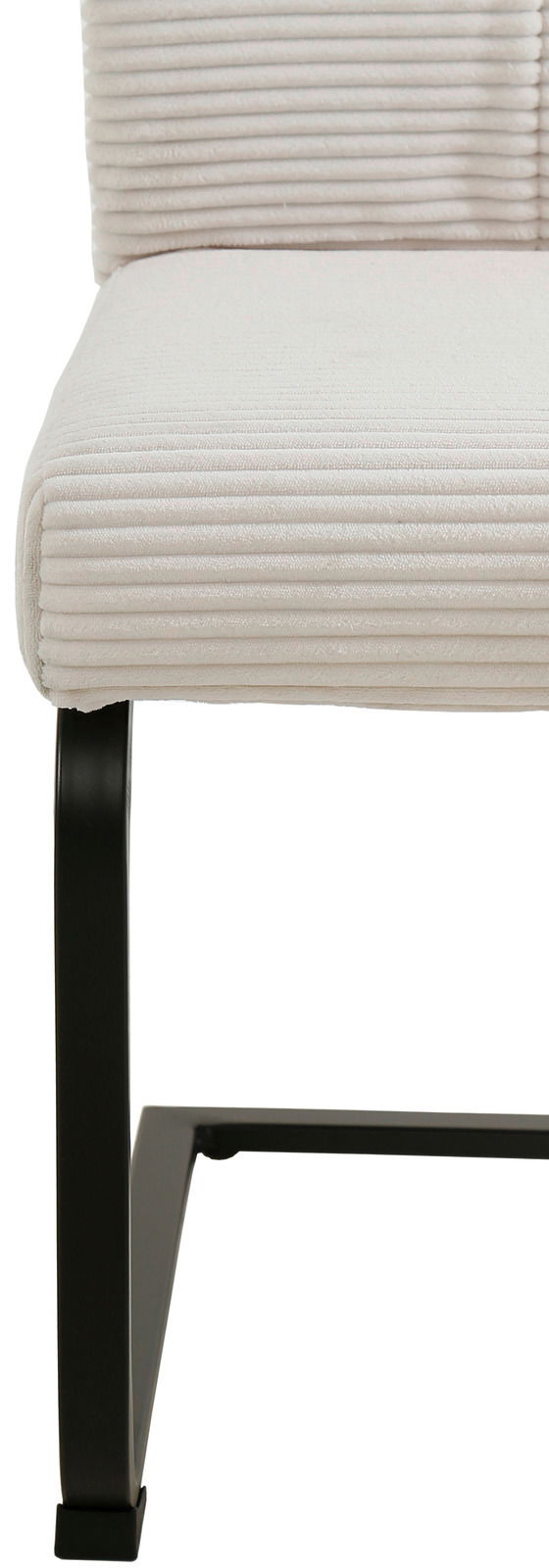 Nahaufnahme eines modernen Schwingstuhls mit cremefarbenem, geripptem Stoffbezug und schwarzem Metallgestell, seitliche Perspektive.