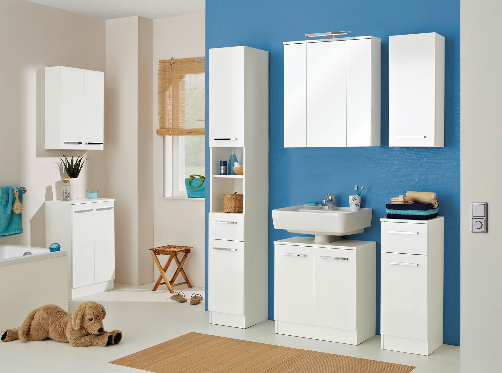 Badezimmermöbel-Set in Weiß mit Unterschrank, Waschbeckenunterschrank, Hochschrank, Wandschrank und Spiegelschrank, frontal betrachtet.