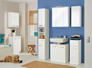 Badezimmermöbel-Set in Weiß mit Unterschrank, Waschbeckenunterschrank, Hochschrank, Wandschrank und Spiegelschrank, frontal betrachtet.