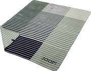 Gestreifte JOOP! Wohndecke/Decke in Grün-, Weiß- und Dunkelblau-Tönen mit Logo, schräg von oben in perspektivischer Ansicht fotografiert.