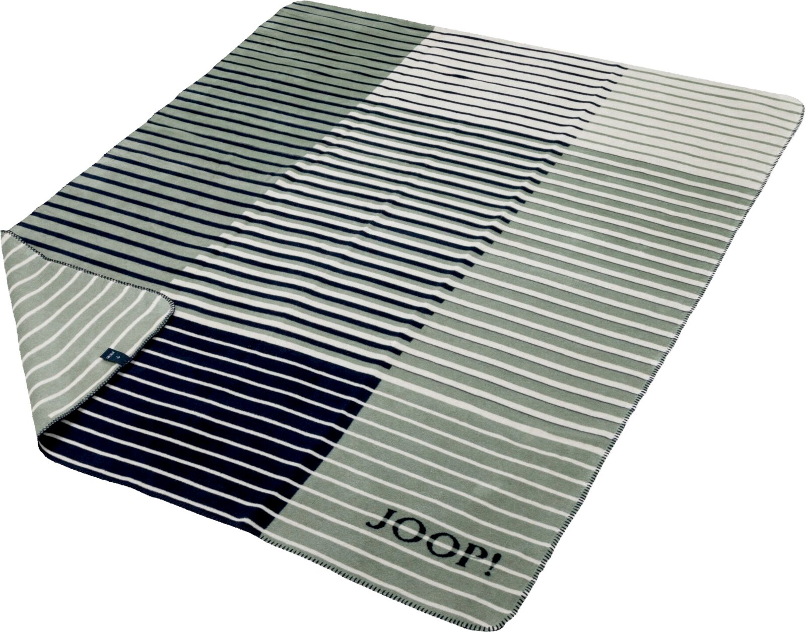 Gestreifte JOOP! Wohndecke/Decke in Grün-, Weiß- und Dunkelblau-Tönen mit Logo, schräg von oben in perspektivischer Ansicht fotografiert.