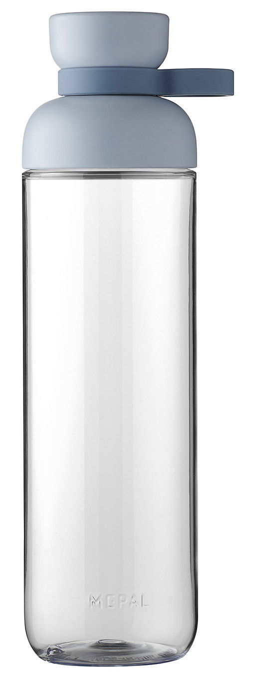 Transparente Trinkflasche mit blauem Deckel, seitliche Ansicht