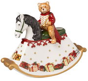 Porzellan-Schaukelpferd mit einem Teddybär in roter Uniform, umgeben von weihnachtlichen Geschenken und Sternen, seitliche Perspektive