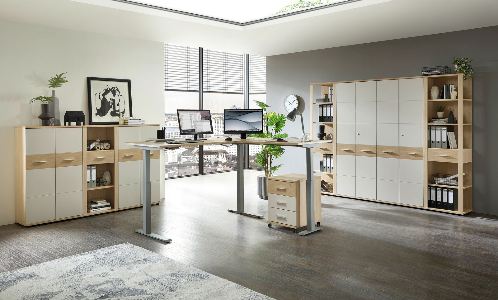 Moderne Büroumgebung mit höhenverstellbarem Winkelschreibtisch, umgeben von Aktenschränken und Regalen, aus der Perspektive eines hellen, geräumigen Raumes mit großen Fenstern.
