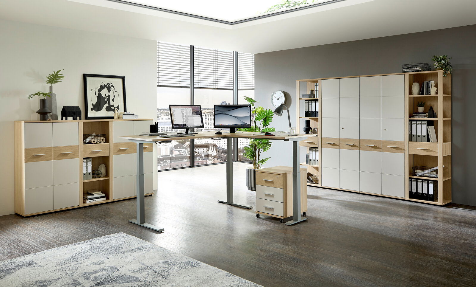 Moderne Büroumgebung mit höhenverstellbarem Winkelschreibtisch, umgeben von Aktenschränken und Regalen, aus der Perspektive eines hellen, geräumigen Raumes mit großen Fenstern.