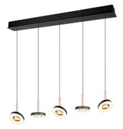 Moderne lineaire hanglamp met vijf ronde LED-ringen in zwart en koper, hangend aan zwarte kabels onder een langwerpige plafondbalk, schuin van onderaf gefotografeerd tegen witte achtergrond