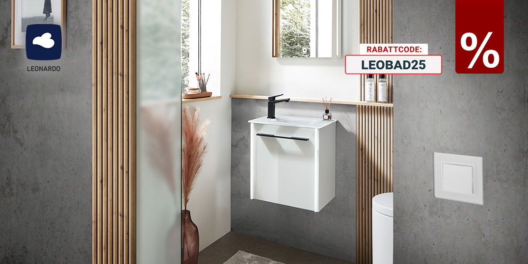 Ein modernes Badezimmer - Hochglanz Weiß, Holzpaneele und Betonoptik. 25% Rabatt auf Leonardo Badmöbel. Rabattcode: LEO25