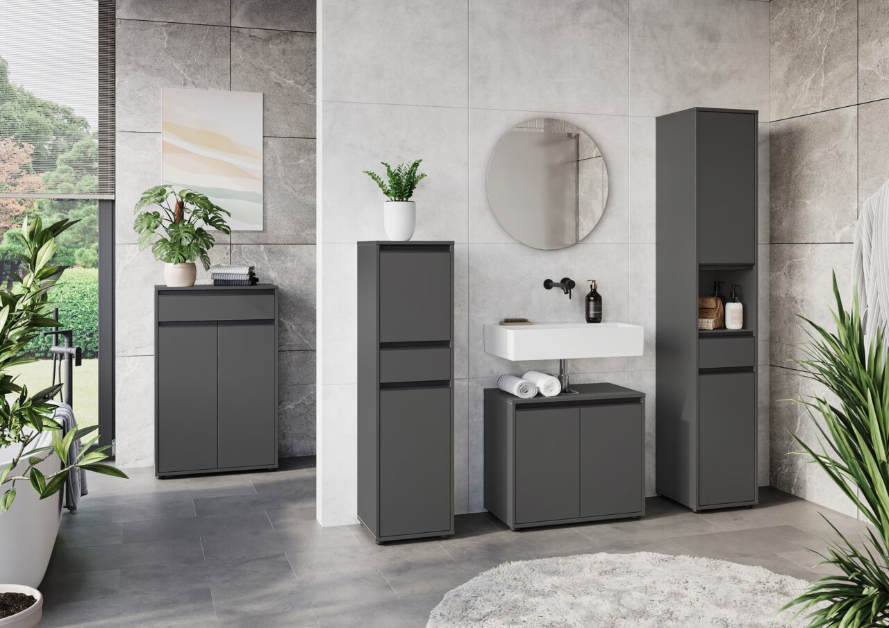 Moderner Hochschrank in einem stilvollen Badezimmer, frontal betrachtet, mit grauer Oberfläche und minimalistischer Gestaltung.