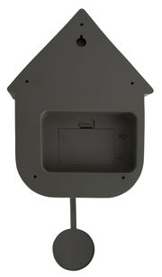 Rückansicht einer schwarzen Wanduhr in Form eines Hauses mit Pendel.