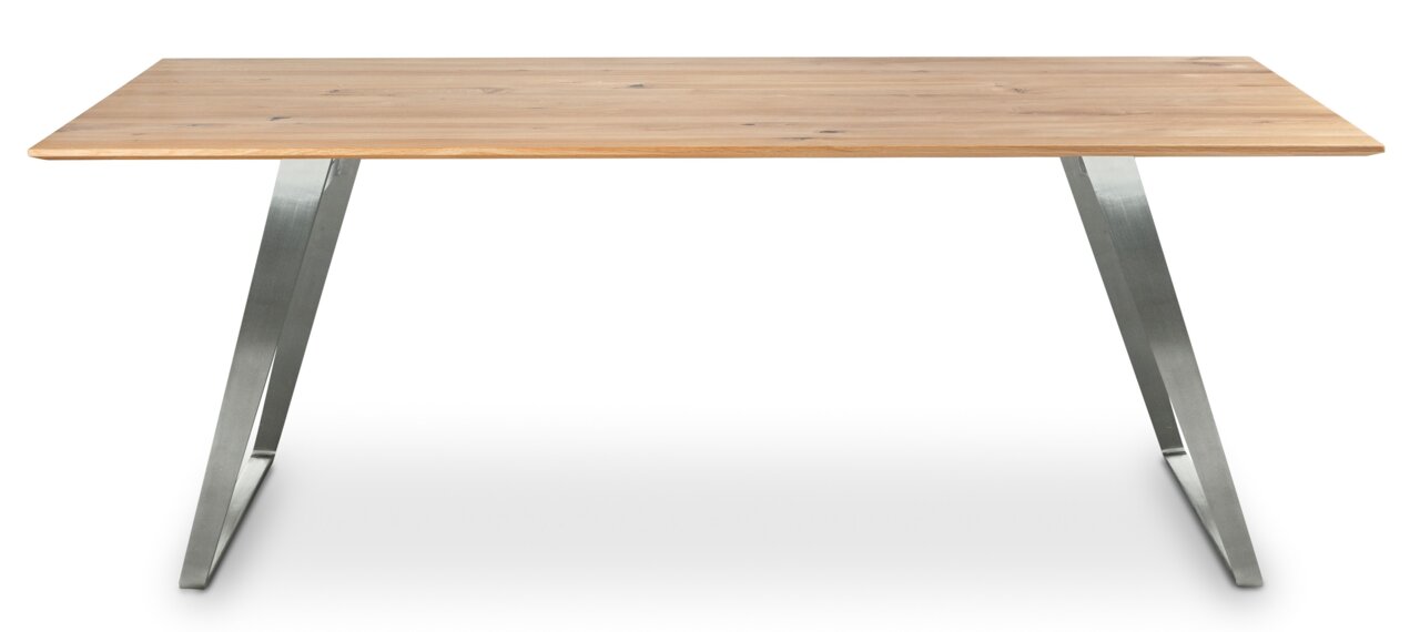 Moderner Esstisch aus Holz mit Metallbeinen, frontal fotografiert.