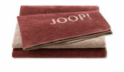 Gestapelte JOOP! Decken in Melange-Optik, Vorderansicht, mit sichtbarem JOOP! Logo.