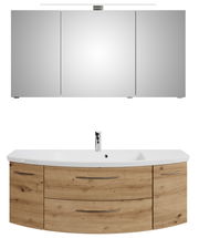 Frontale Ansicht einer dreiteiligen Badkombination mit einem großen Spiegelschrank und einem Waschtisch mit Holzoptik und modernen Griffen.