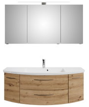 Vooraanzicht van een driedelige badkamermeubelcombinatie met een grote spiegelkast en een wastafel met houtlook en moderne handgrepen.
