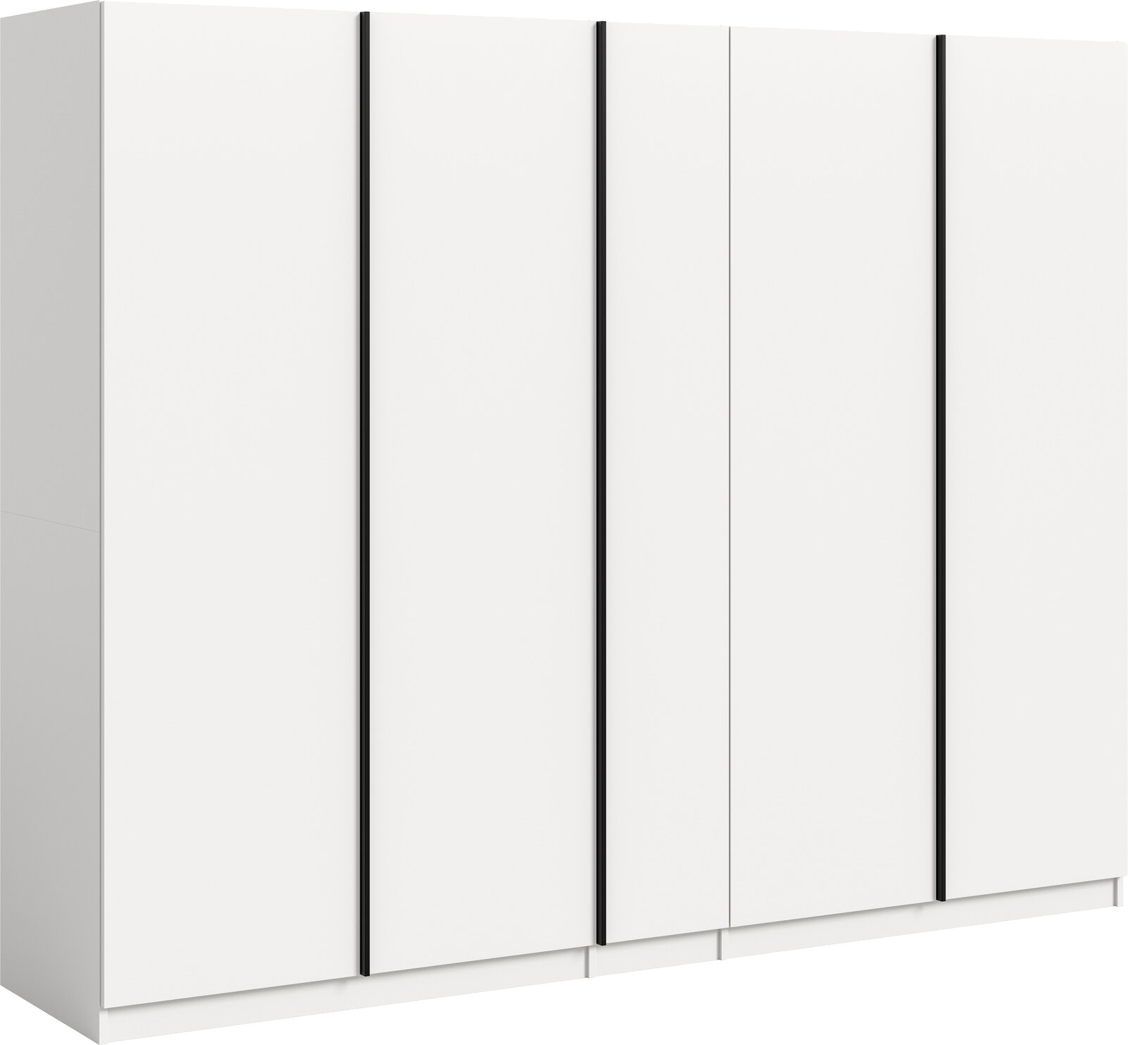 Weißer, mehrtüriger Kleiderschrank mit schwarzen vertikalen Griffleisten, in leichter Frontansicht aus schrägem Winkel (3/4-Perspektive) freigestellt auf weißem Hintergrund.