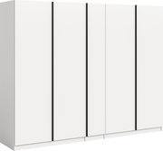 Weißer, mehrtüriger Kleiderschrank mit schwarzen vertikalen Griffleisten, in leichter Frontansicht aus schrägem Winkel (3/4-Perspektive) freigestellt auf weißem Hintergrund.