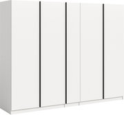Weißer, mehrtüriger Kleiderschrank mit schwarzen vertikalen Griffleisten, in leichter Frontansicht aus schrägem Winkel (3/4-Perspektive) freigestellt auf weißem Hintergrund.