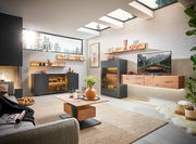 Modernes Wohnzimmer mit stilvollen Wandpaneelen, Holzmöbeln und dekorativen Elementen, seitliche Perspektive.