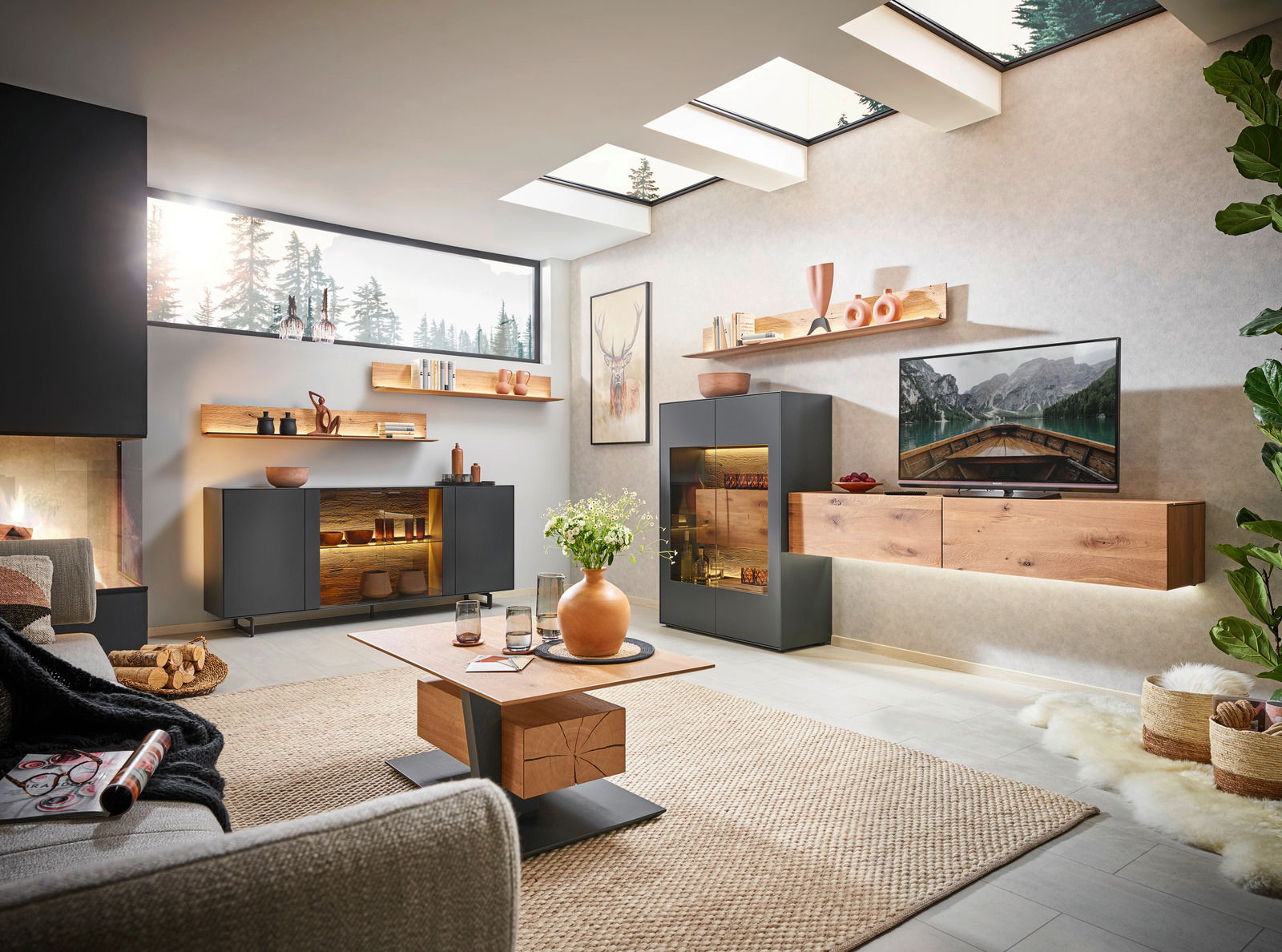 Modernes Wohnzimmer mit stilvollen Wandpaneelen, Holzmöbeln und dekorativen Elementen, seitliche Perspektive.