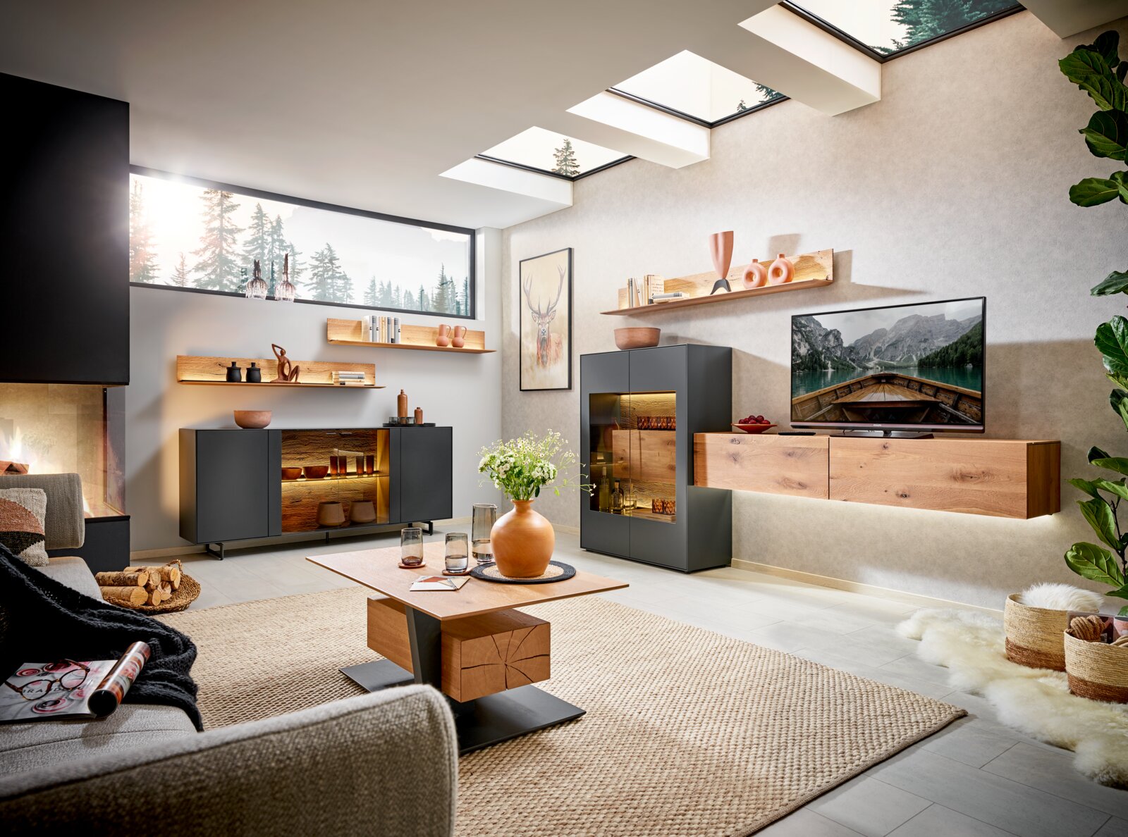 Moderne woonkamer met stijlvolle wandpanelen, houten meubels en decoratieve elementen, zijaanzicht.