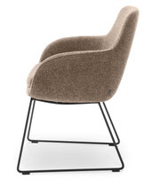 Zijaanzicht van een moderne fauteuil met bruine stoffen bekleding en een zwart metalen frame.