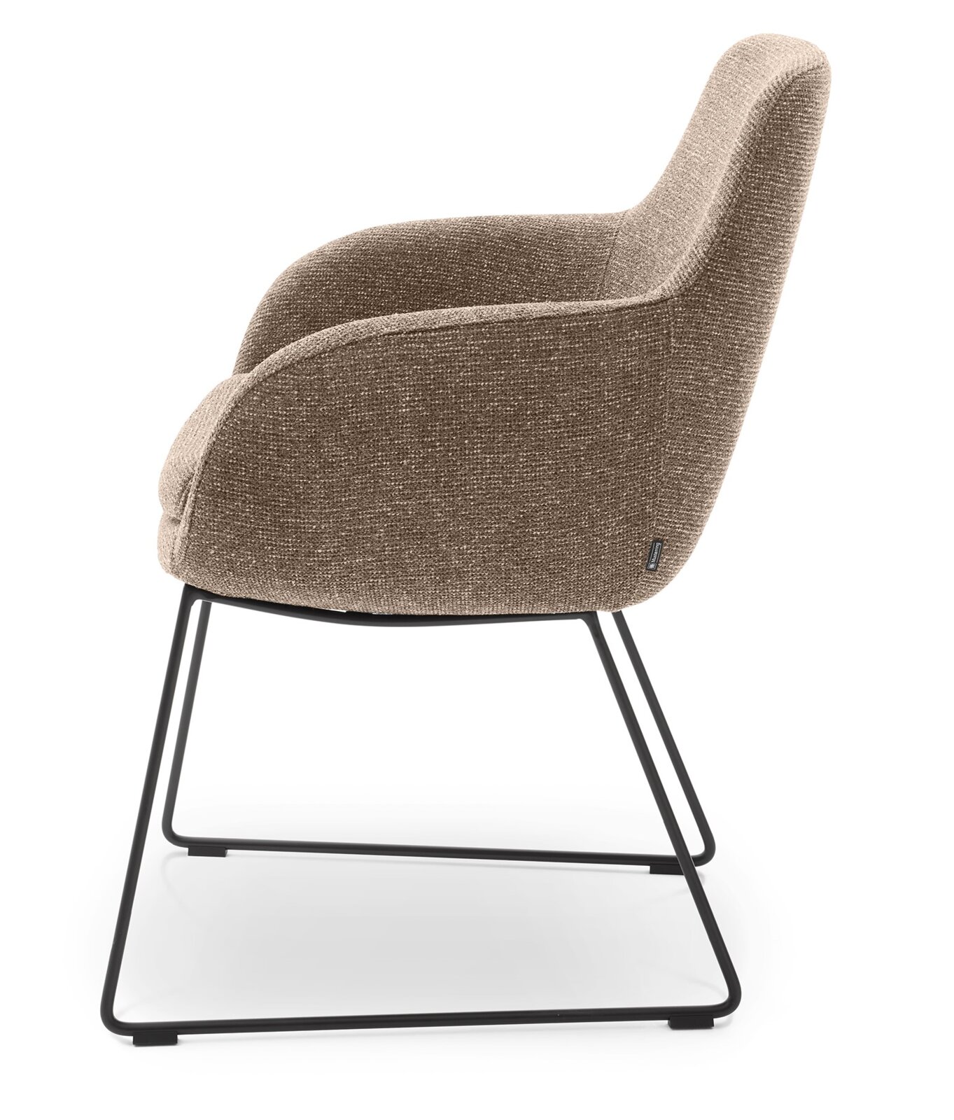 Zijaanzicht van een moderne fauteuil met bruine stoffen bekleding en een zwart metalen frame.