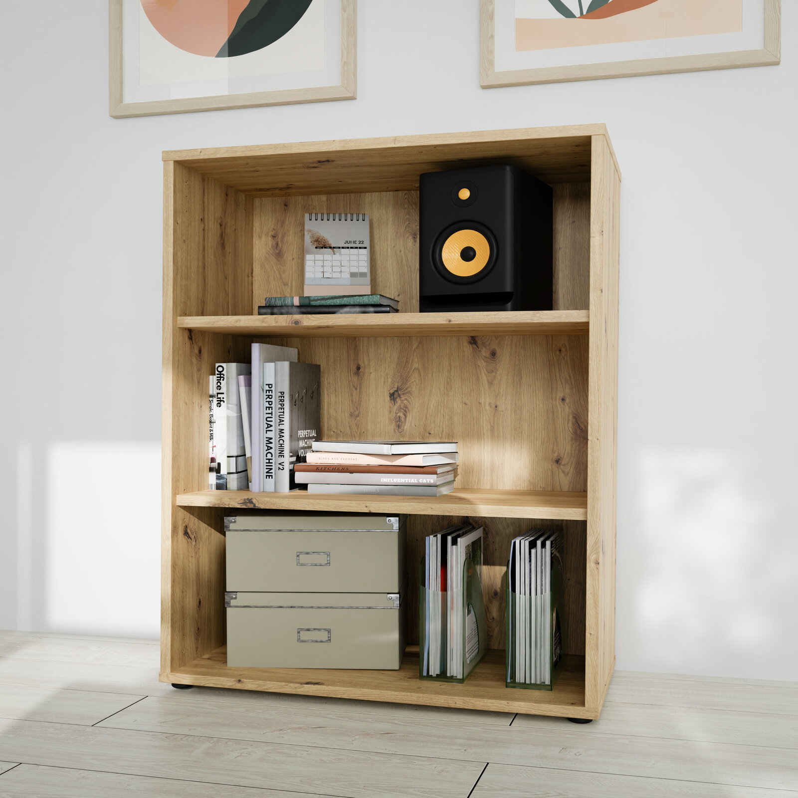 Holzregal mit drei Ebenen, gefüllt mit Büchern, Boxen und einem Lautsprecher, aus frontaler Perspektive fotografiert.