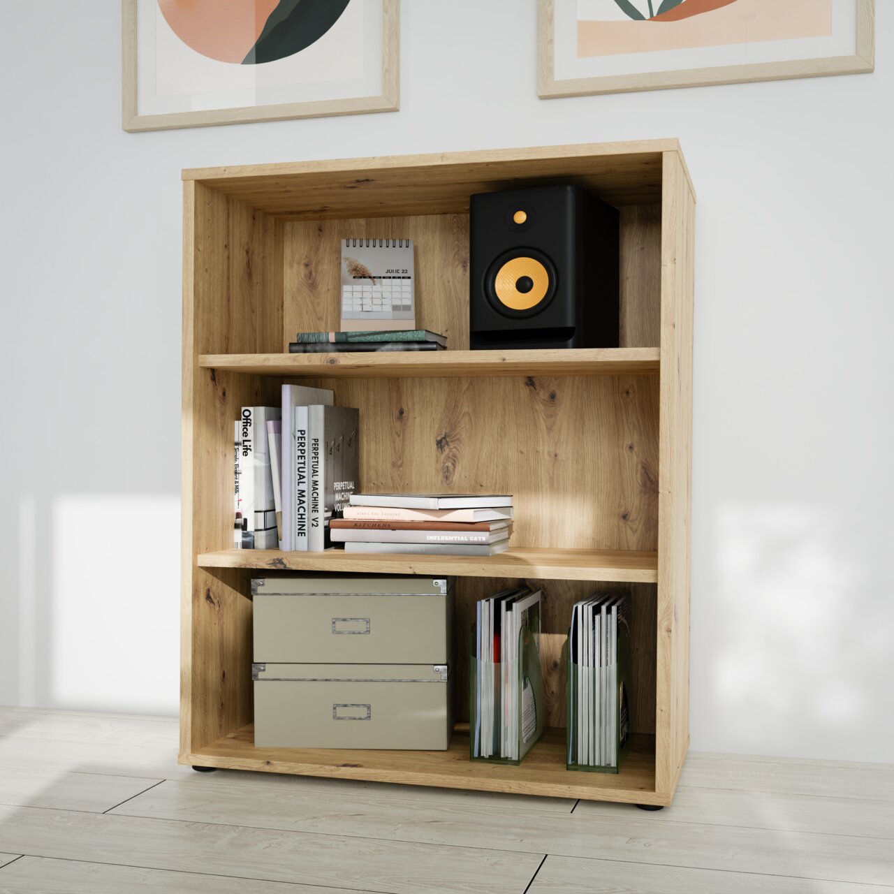 Holzregal mit drei Ebenen, gefüllt mit Büchern, Boxen und einem Lautsprecher, aus frontaler Perspektive fotografiert.