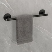 Schwarze Badetuchstange Uno 40 cm mit grauem Handtuch, montiert an einer grauen Steinwand, seitliche Perspektive