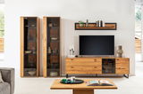 Wandboard aus Holz mit Dekorationen, frontal fotografiert, über einem modernen TV-Schrank montiert.