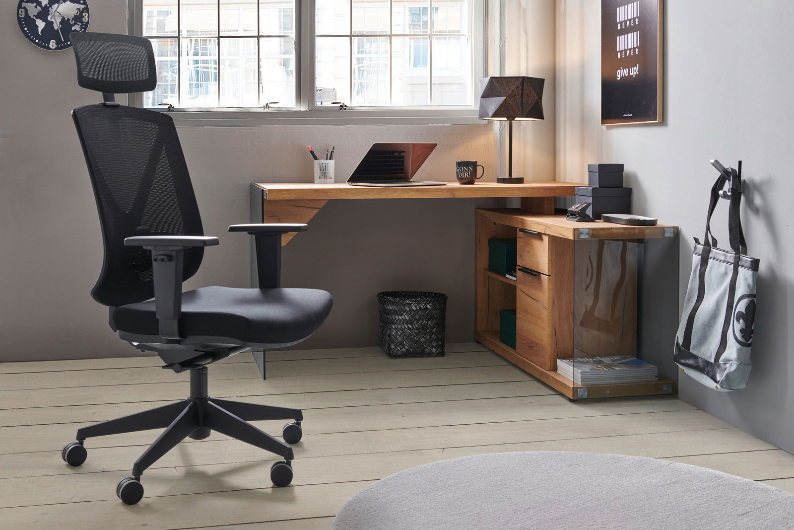 Moderner Drehstuhl in einem stilvollen Büro, seitliche Perspektive