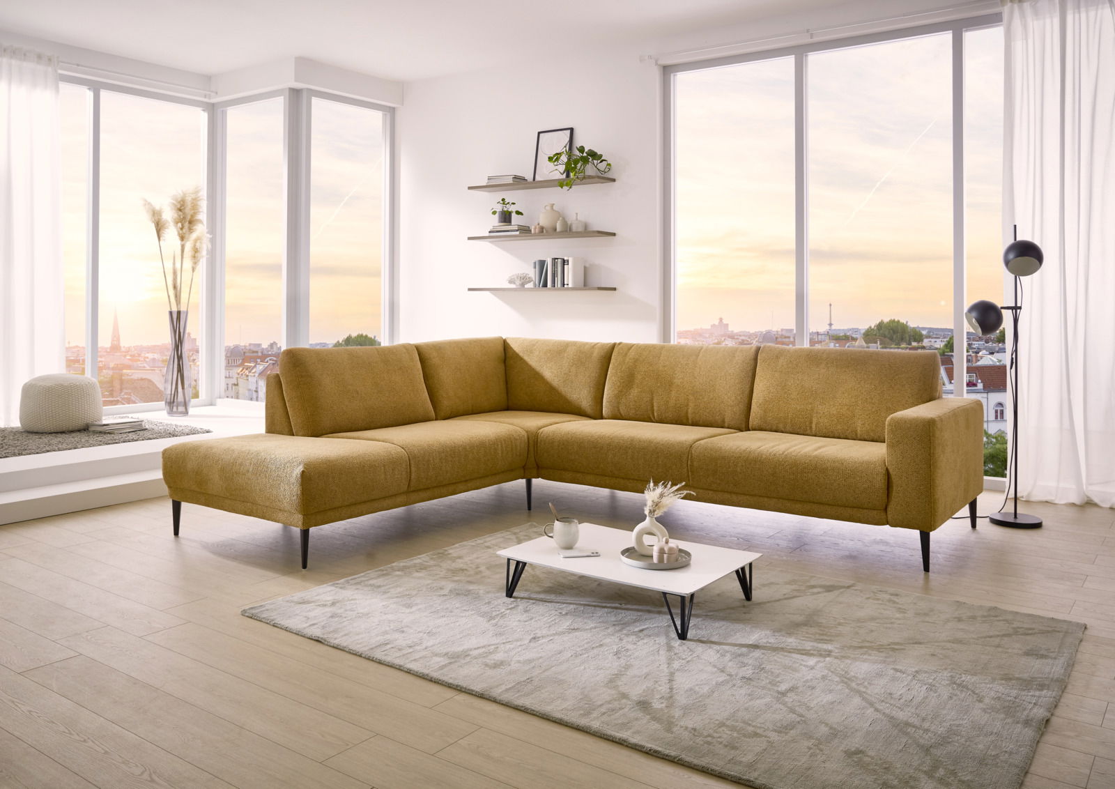 Ecksofa MORINO von Dieter Knoll in einem modernen Wohnzimmer mit großen Fenstern, seitliche Perspektive