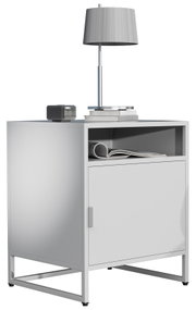 Weißer Nachttisch/Beistellschrank im modernen Design mit Metallgestell, offener Ablage und Türfach, darauf Lampe und Bücher, Ansicht schräg von vorne
