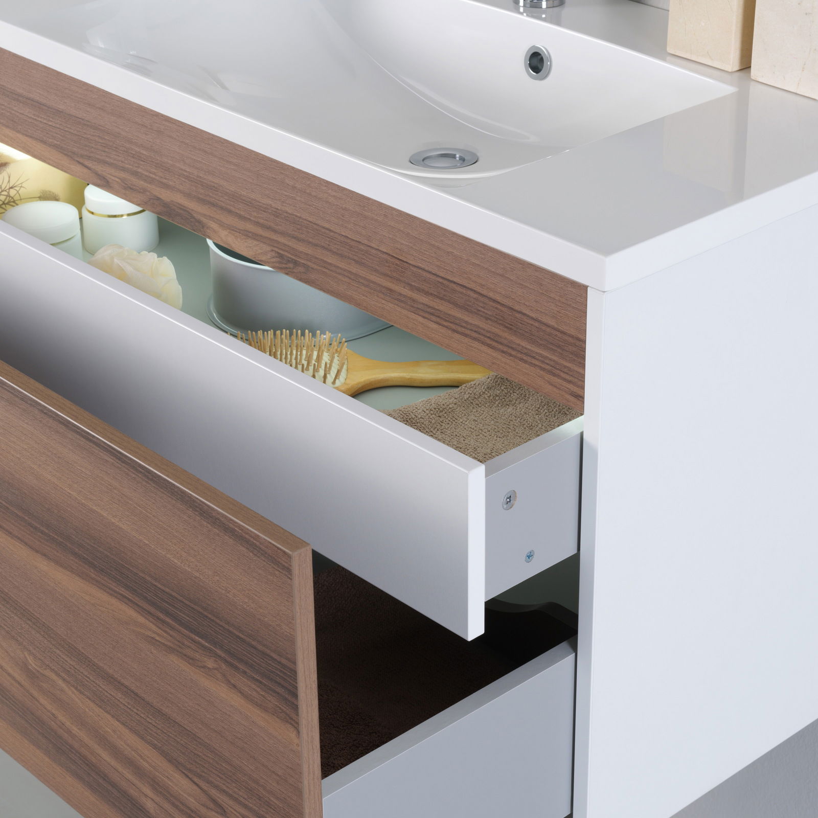 Moderner Waschplatz mit Holzoptik und geöffneten Schubladen, seitliche Perspektive