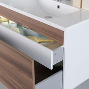 Moderner Waschplatz mit Holzoptik und geöffneten Schubladen, seitliche Perspektive