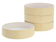 Vier stapelbare Keramikschalen in Creme/Beige mit weißer Innenglasur, eine Schale vorne liegend und drei dahinter gestapelt, freigestellt auf weißem Hintergrund, Perspektive: leicht von oben in 3/4-Ansicht