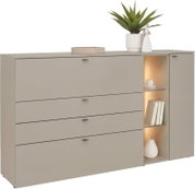 Lichtgrijze moderne ladekast/commode met vier lades, rechts een hoge deur en een open verlichte nis met glazen planken, gefotografeerd in schuin vooraanzicht tegen witte achtergrond