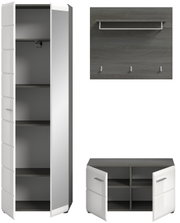 Garderobenkombination bestehend aus einem hohen Schrank mit offenen Türen, einem Wandpaneel mit Haken und Ablage, sowie einem niedrigen Schrank mit offenen Türen, Perspektive von vorne.