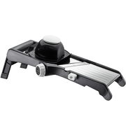 Gemüsehobel Laola in seitlicher Perspektive mit schwarzem und silbernem Design, verstellbarem Schneideblatt und Sicherheitsgriff.